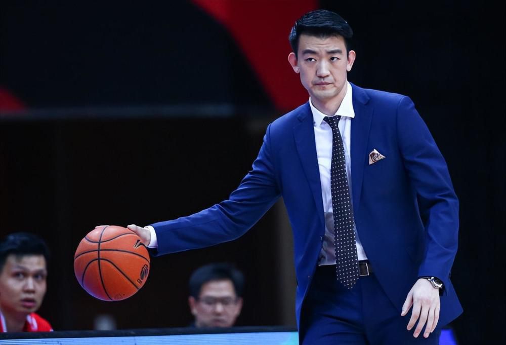 现场邓超力赞白宇：;小白主动提前进组，每天在专业的俄罗斯团队的指导下，进行头部向下吊威亚10余小时的超强度训练，模拟失重状态，常常练到双眼充血、全身酸痛，超级敬业
